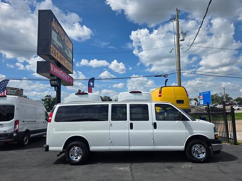 Used 2018 Chevrolet Express 3500 LT w/ LT Preferred Equipment Group RWD image 3