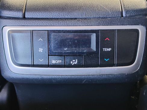 Used 2019 Toyota Highlander LE image 28