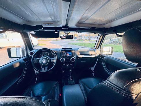 Used 2018 Jeep Wrangler Unlimited Sahara w/ Connectivity Group AWD/4WD image 17