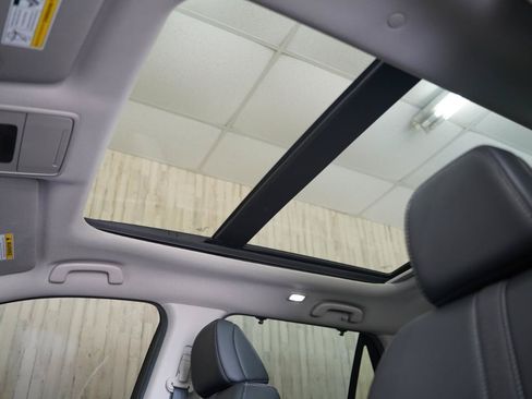 Used 2025 Honda Pilot Touring image 24