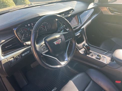 Used 2023 Cadillac XT6 Premium Luxury w/ Technology Package image 4