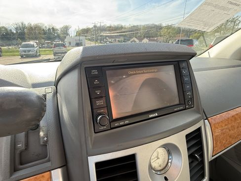 Used 2010 Chrysler Town & Country Limited image 20