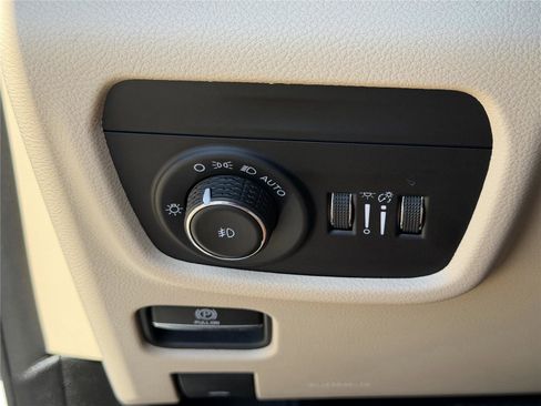 Used 2023 Jeep Grand Cherokee L Limited AWD/4WD image 17