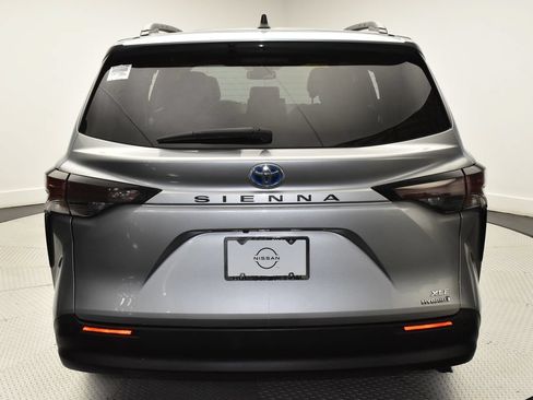 Used 2024 Toyota Sienna XLE FWD image 6