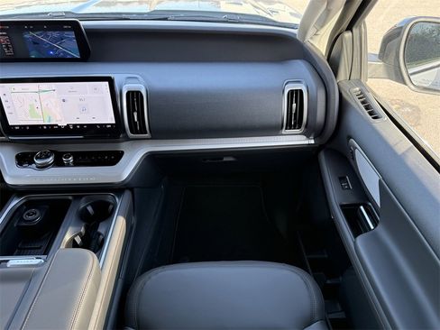 New 2025 Ford Expedition Active image 17