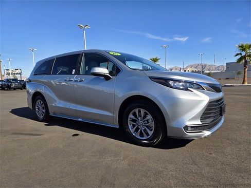 Used 2025 Toyota Sienna XLE image 2