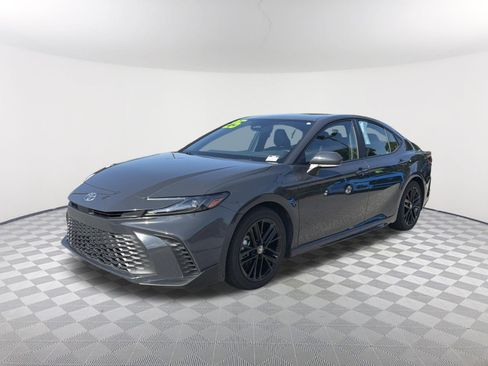 Used 2025 Toyota Camry SE FWD image 3