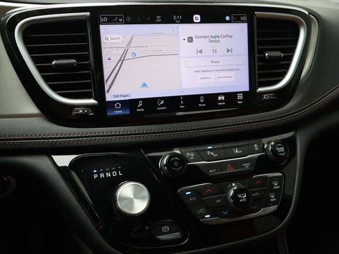 Used 2025 Chrysler Pacifica Pinnacle FWD image 14