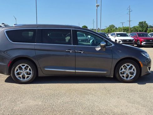 Used 2020 Chrysler Pacifica Limited FWD image 2