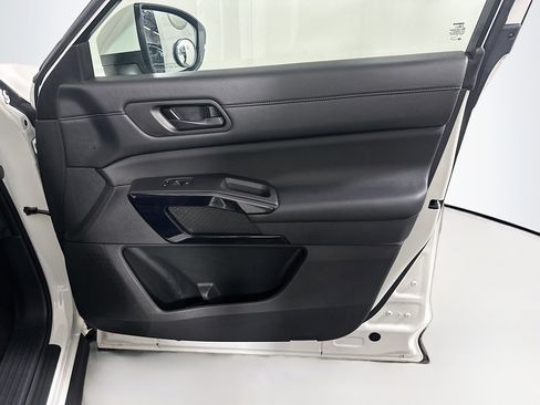 Used 2025 Nissan Pathfinder SV image 33