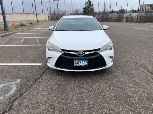 Used 2017 Toyota Camry SE image 2