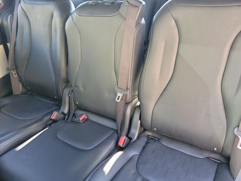 Used 2023 Kia Carnival LX image 9