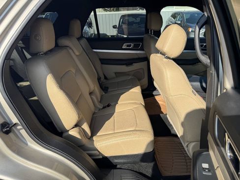 Used 2017 Ford Explorer XLT w/ Equipment Group 202A AWD/4WD image 32