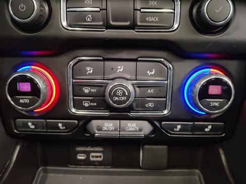 Used 2021 Chevrolet Suburban Z71 w/ Z71 Off-Road Package image 19