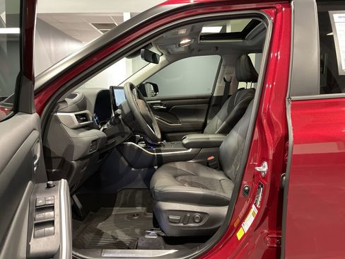 Used 2025 Toyota Highlander XLE image 17