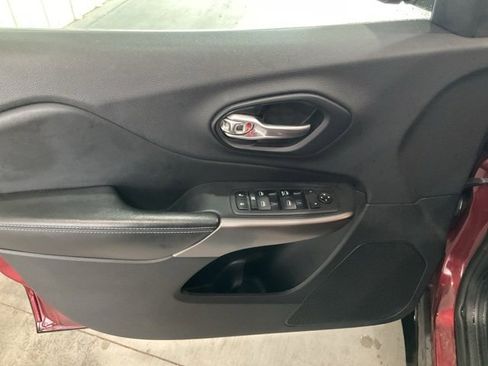 Used 2019 Jeep Cherokee Latitude w/ Popular Appearance Group image 4