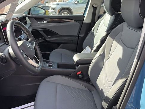 Certified 2025 Volkswagen Tiguan SE image 11