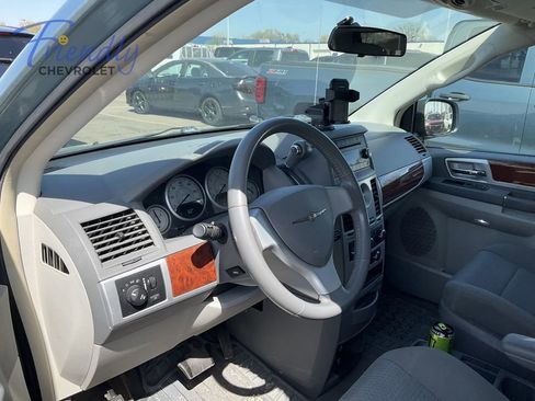 Used 2009 Chrysler Town & Country Touring FWD image 6