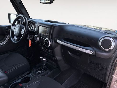 Used 2018 Jeep Wrangler Sahara w/ Connectivity Group AWD/4WD image 26