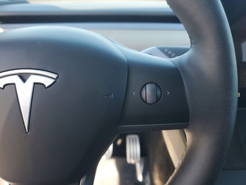 Used 2024 Tesla Model Y Performance image 23