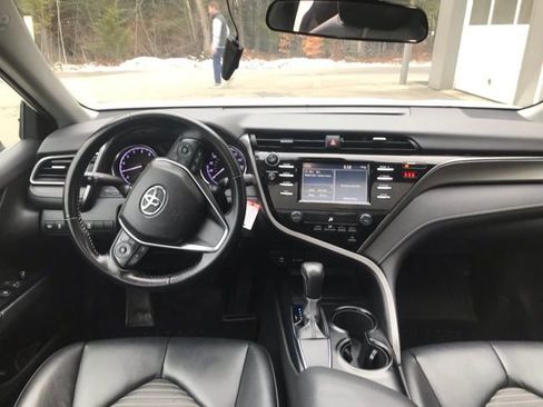 Certified 2019 Toyota Camry SE image 9
