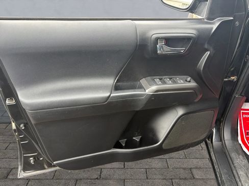 Used 2021 Toyota Tacoma TRD Sport w/ Technology Package image 10