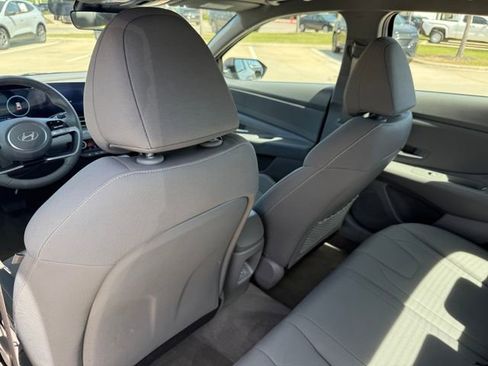Used 2025 Hyundai Elantra SEL image 29