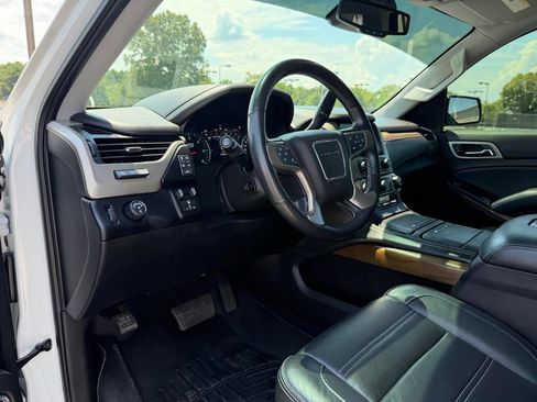 Used 2020 GMC Yukon Denali w/ Denali Premium Package RWD image 6