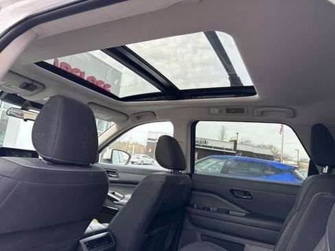 Used 2023 Nissan Pathfinder SV w/ SV Premium Package image 13