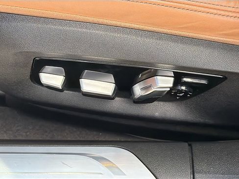 Used 2020 BMW 740i w/ Premium Package image 25