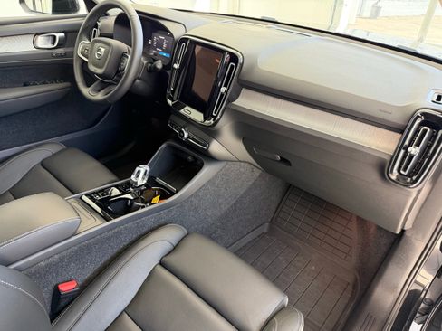 Certified 2025 Volvo XC40 B5 Plus AWD/4WD image 24