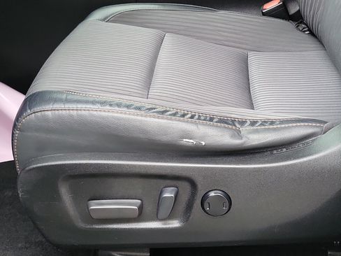 Used 2017 Toyota Highlander Plus FWD image 16