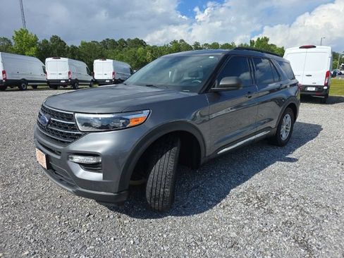 Certified 2021 Ford Explorer XLT w/ Equipment Group 202A RWD image 3