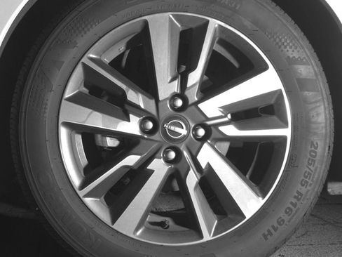 Used 2025 Nissan Versa SV FWD image 9