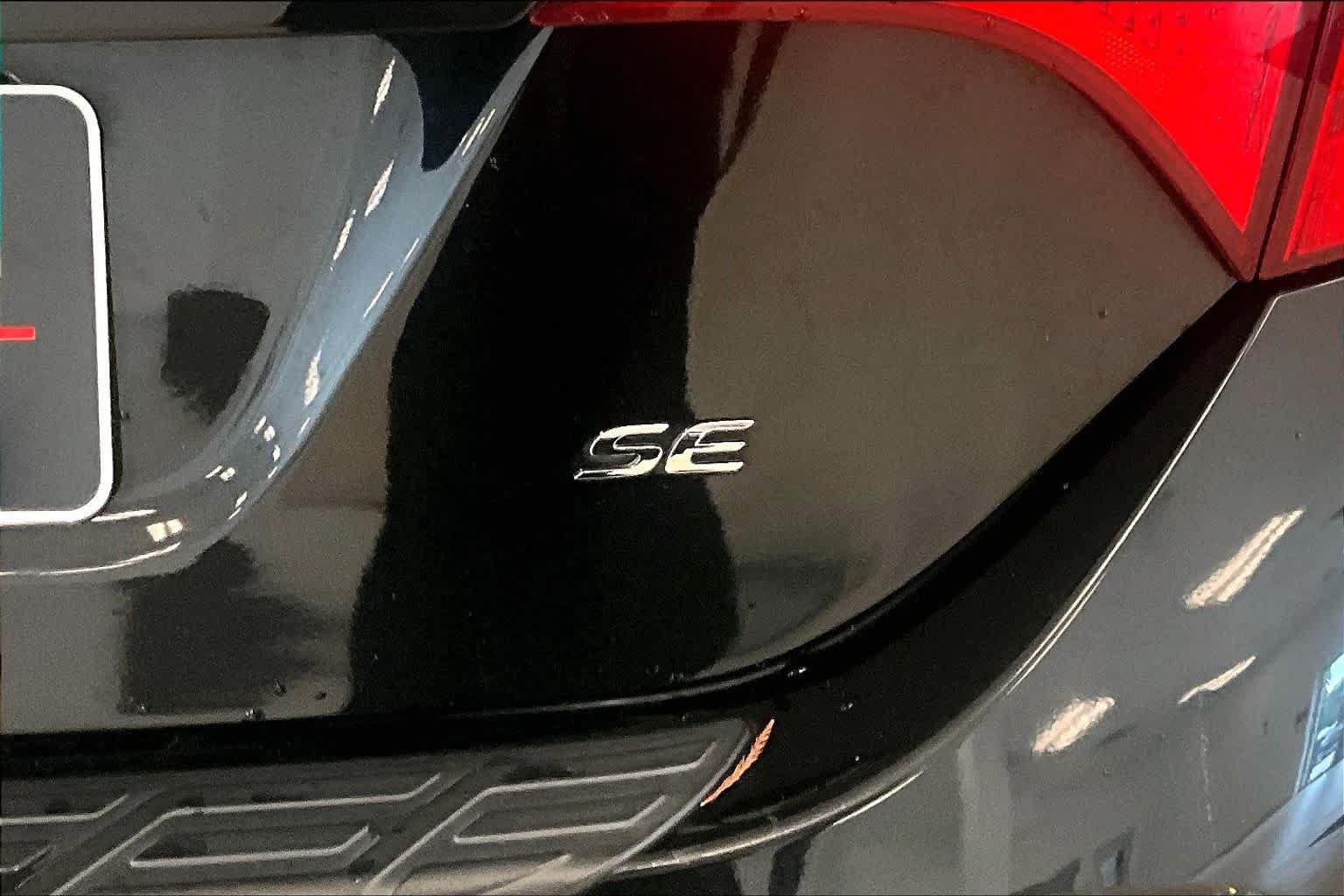 Used 2018 Toyota Corolla SE w/ Carpet Mat Package (TMS) FWD image 9