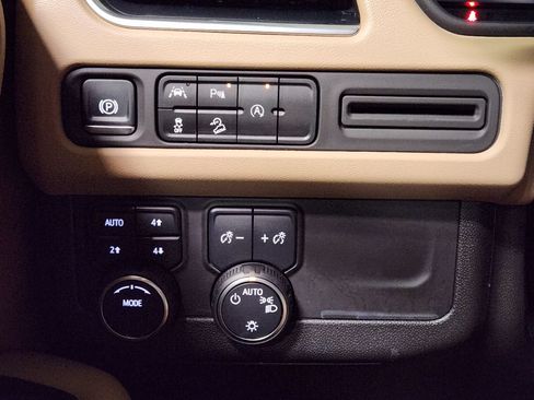 Used 2024 Chevrolet Tahoe Premier AWD/4WD image 43
