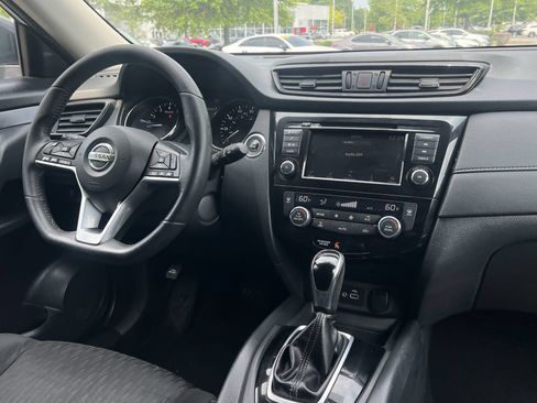 Used 2018 Nissan Rogue SV FWD image 3
