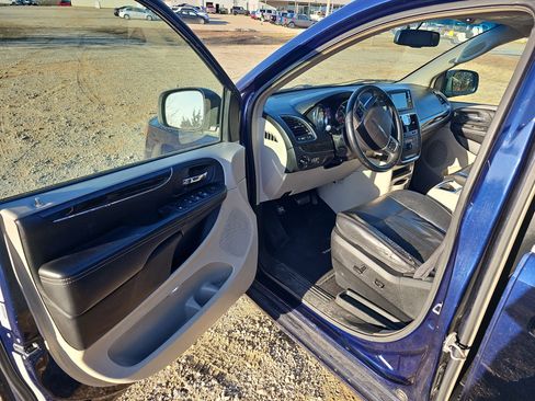 Used 2013 Chrysler Town & Country Touring image 19