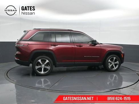 Used 2023 Jeep Grand Cherokee Limited AWD/4WD image 3