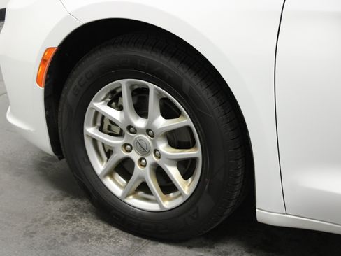 Used 2022 Chrysler Pacifica Touring-L FWD image 10