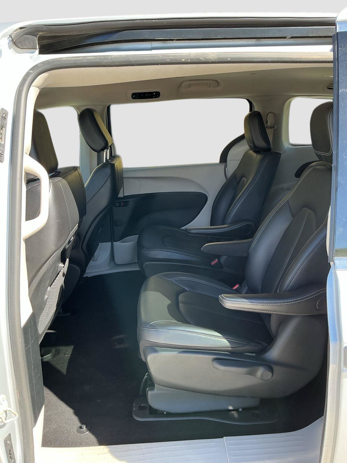 Used 2024 Chrysler Pacifica Limited FWD image 17