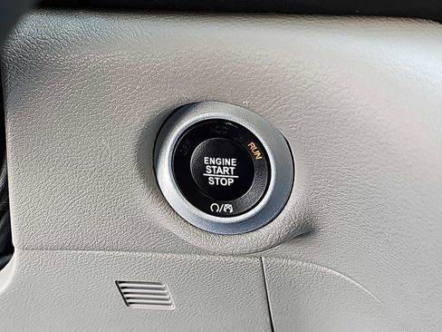 Used 2024 Chrysler Pacifica Touring-L image 28