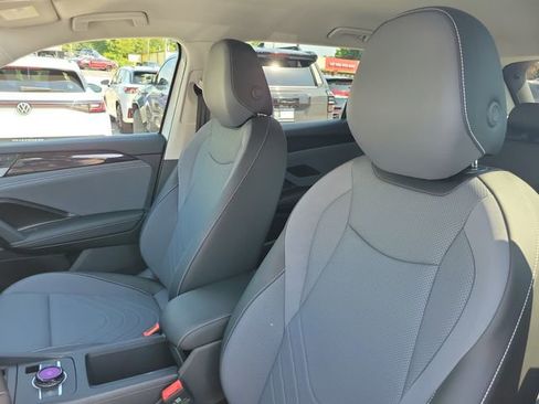 Used 2025 Volkswagen Tiguan SE FWD image 18