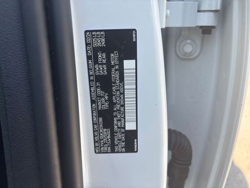 Used 2024 Volvo XC40 B5 Core image 31