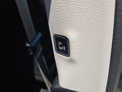 Used 2023 Chrysler Pacifica Touring-L FWD image 81