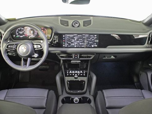 Used 2025 Porsche Cayenne Coupe image 21