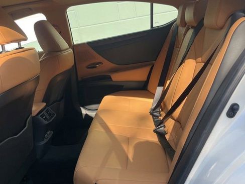 Used 2025 Lexus ES 350 w/ Premium Package FWD image 2