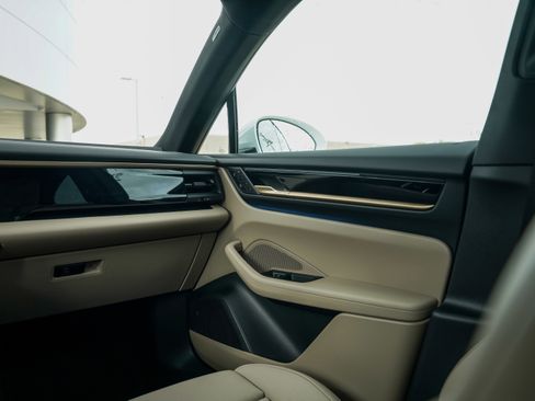 Certified 2025 Porsche Macan Electric image 25