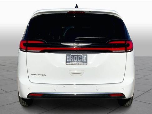 Certified 2024 Chrysler Pacifica Touring-L image 4