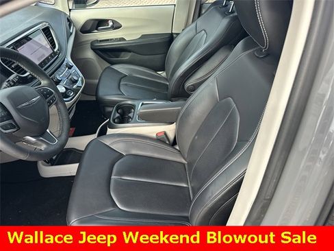 Used 2023 Chrysler Pacifica Touring-L image 18
